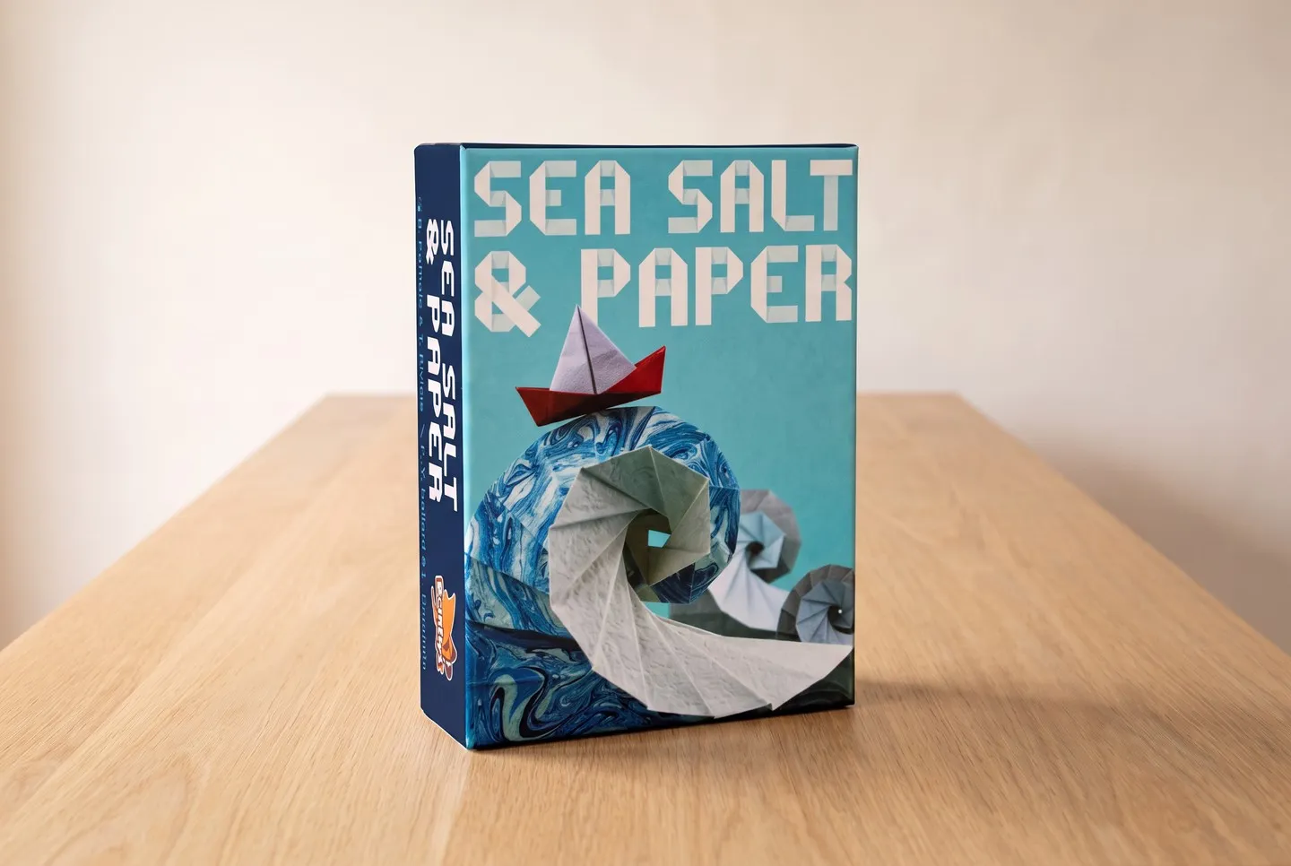 Sea Salt & Paper qutusu masanın üstündə